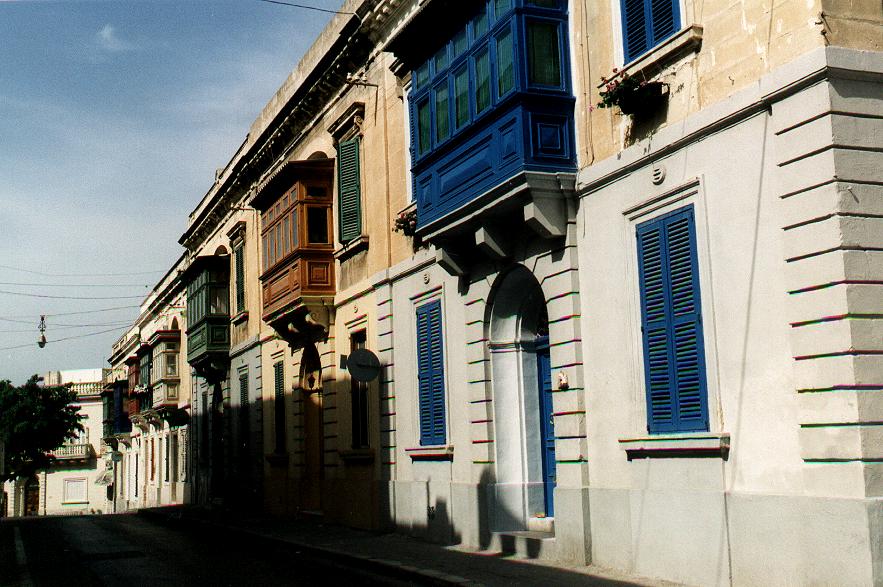 009 - Sliema - Autre rue autres balcons.JPG