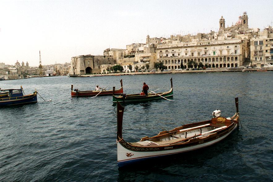 035 - Vittoriosa - Dghajsa devant Senglea.JPG