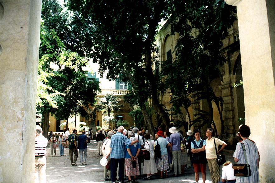 069 - La Valette - Cour du palais des Grand Maitres.JPG