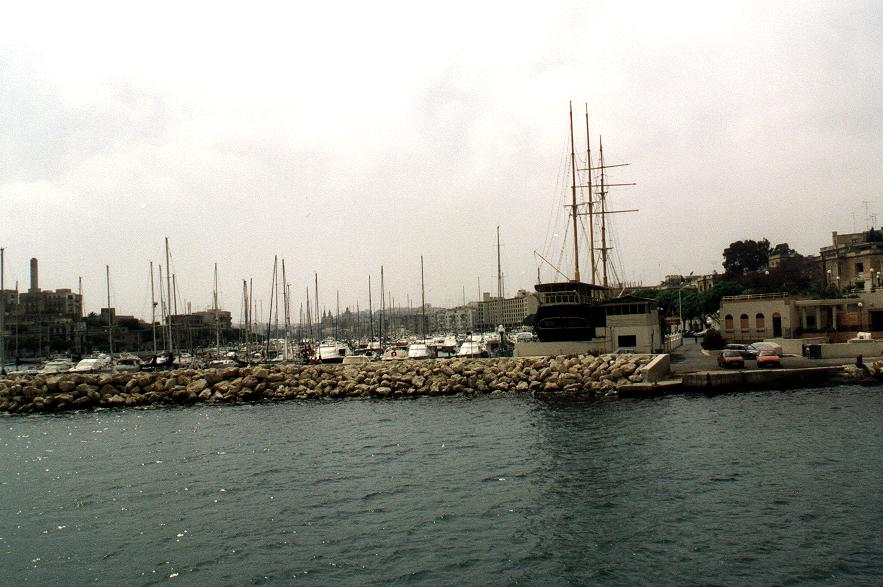 092 - Tour des Ports - Bateau Eroll Flyn Ta-Xbiex.JPG
