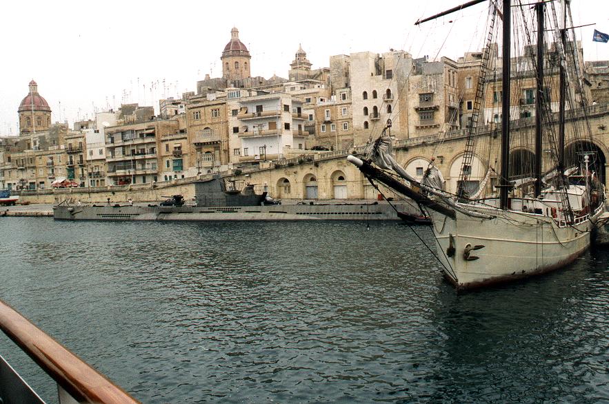 104 - Tour des Ports - Das Boat devant Victoriosa.JPG