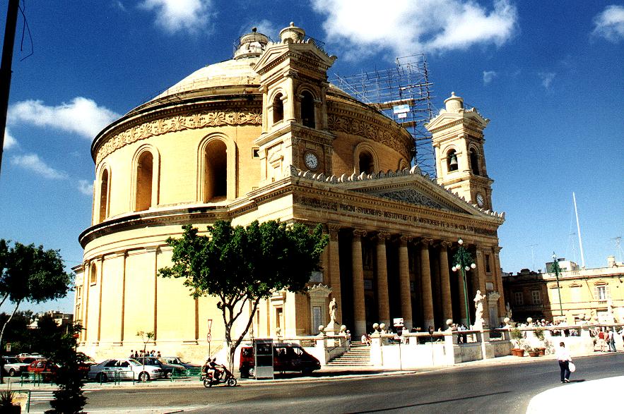 192 - Mosta - Dome de la bombe.JPG